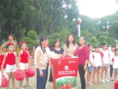Đại diện Vụ Giáo dục tiểu học, Công ty Unilever Việt Nam, các bậc phụ huynh cùng “nhấn nút” cho một mùa hè trọn niềm vui và an toàn của bé. (Ảnh H.T)