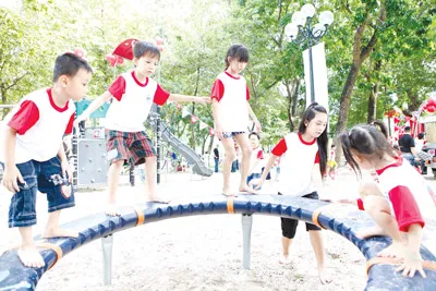Các em vui chơi ở công viên Gia Định – Một sân chơi an toàn cho trẻ do Công ty Unilever Vietnam, Quỹ Unilever & nhãn hàng OMO tài trợ. (Ảnh T.T)
