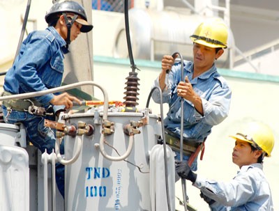 Workers maintain power grid in Ho Chi Minh City. (Photo: SGGP)