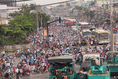 Severe congestion in Binh Trieu Bridge on the first day of opening the new toll station (Photo: SGGP)