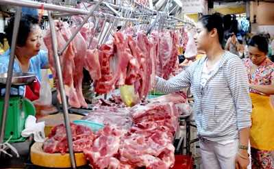 Authorities should tighten control on food safety at retail markets. (Photo: SGGP)