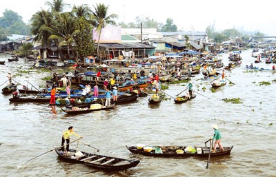 Nga Nam floating market in Soc Trang Province