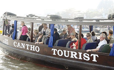 Foreign tourists visit and purchase commodities on river