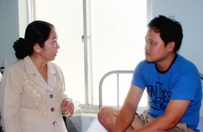Ms.Vo Thi Dung visits victims at Can Gio Hospital