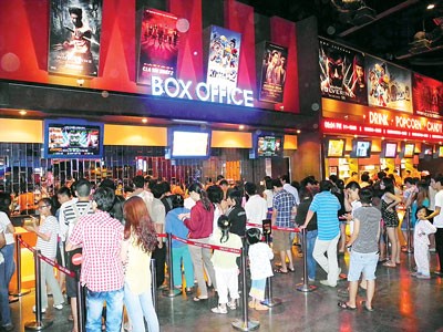 A crowd of viewers queuing to buy tickets in Galaxy Kinh Duong Vuong in District 6 (Photo: SGGP)