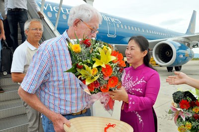 Ms. Tran Thi Thu Ha, Vice Chairwoman of Binh Dinh People’s Committee (R) welcomes Professor Sheldon Lee Glashow (Nobel Prize in Physics in 1979) (Photo:SGGP)