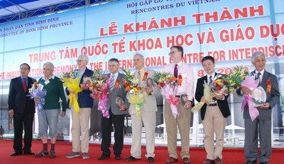 Dep. PM Nguyen Thien Nhan along with five Nobel Prize Laureates (Photo: Ha Minh)