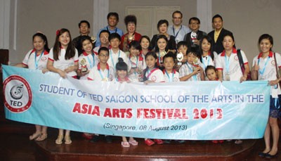 Vietnamese team at the 11th Asia Arts Festival in Singapore (Photo:SGGP)