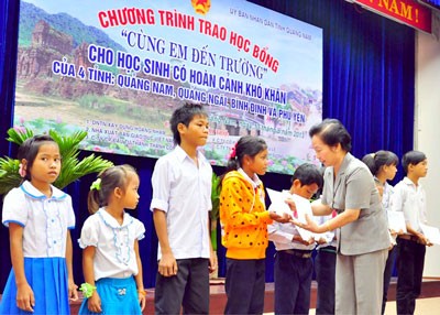 Vice President Nguyen Thi Doan awards scholarships to disadvantaged children (Photo:SGGP)