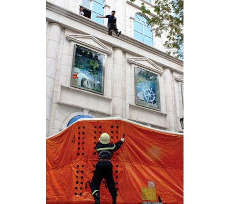 Rescue and firefighting drill takes place at Diamond Plaza (Photo: SGGP)