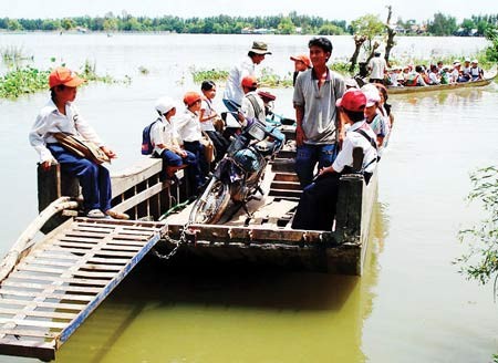 Students in An Giang Province in Mekong delta go to school by boats (Photo: SGGP)