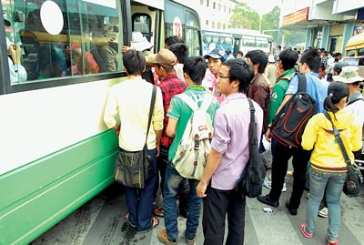 Passengers line up for buses in rush hour. (Photo: SGGP)