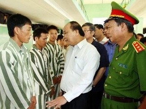 Deputy PM Nguyen Xuan Phuc visits prisoners at Ninh Khanh prison in Hoa Lu district, Ninh Binh province, on August 18. (Photo: VNA)