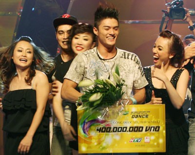 Lam Vinh Ha (C), winner of the first season of the Vietnamese version of ‘So You Think You Can Dance’ (Photo: sggp)