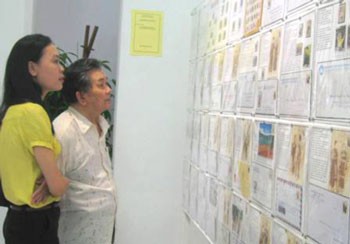 Visitors enjoy exhibits in the display. (Photo: baothuathienhue)
