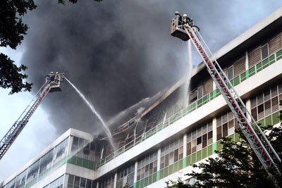Firefighters used ladder trucks to put out the flames (Photo: SGGP)