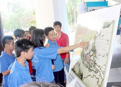 Students see map on Vietnam’s Sovereignty (Photo: SGGP)