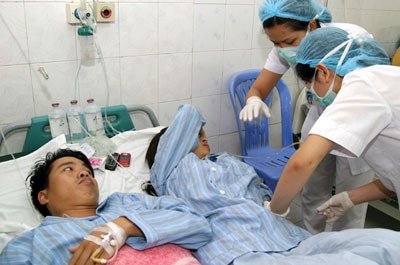 Medical workers are treating dengue fever in the Central Tropical Disease Hospital in Hanoi (Photo: SGGP)