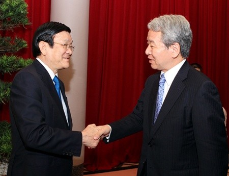 President Truong Tan Sang (L) receives JICA President Akihiko Tanaka in Ha Noi.—VNA/VNS Photo