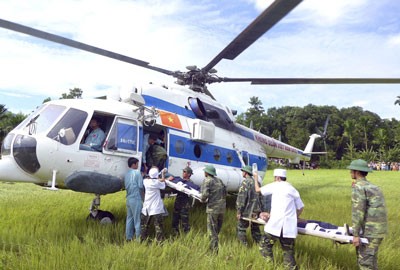 Rescue workers transferring victims to a helicopter during the drill (Photo: SGGP)