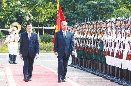 President Truong Tan Sang (left) and Republic of Seychelles President James Alix Michel review Viet Nam's guards of honour
