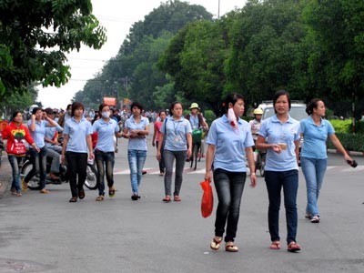 Woman immigrants working in industrial parks return home after work hours