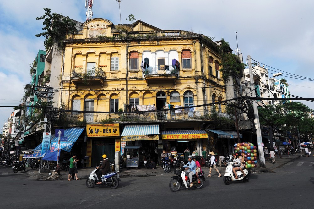 A historical structure on Hau Giang Street in District 5. (Photo: SGGP)