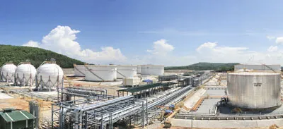 Khu bể chứa sản phẩm của Nhà máy lọc dầu Dung Quất. Ảnh: HÀ MINH