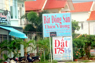 Chủ đầu tư các dự án bất động sản cùng với các sàn giao dịch liên tục hạ giá đất nền nhằm kích cầu. Ảnh: NGUYỄN HÙNG