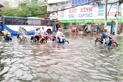 Tại TPHCM, cơn mưa lớn chiều 9-8 gây ngập nước nghiêm trọng. Các tuyến đường như Hòa Bình, Phan Anh, An Dương Vương, Đặng Nguyên Cẩn (ảnh), Tân Hóa (quận 6, quận 11 và Bình Tân) ngập sâu trong nước khiến hàng loạt xe bị chết máy. Mưa lớn đúng giờ tan tầm vào cuối tuần cũng khiến hàng loạt tuyến đường bị kẹt xe nghiêm trọng như vòng xoay Cây Gõ, đường 3 Tháng 2, đường Tân Hòa Đông…Ảnh: HIẾU NGHĨA