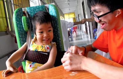 Em Minh An xếp đồ chơi cho bé Xuân Mai.