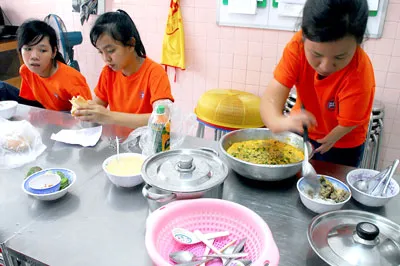 Bữa cơm chiều trong Làng Hòa Bình.