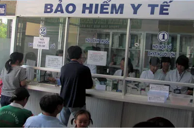Người bệnh khám BHYT tại một bệnh viện.