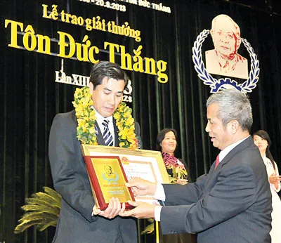 Chủ tịch Tổng Liên đoàn Lao động Việt Nam Đặng Ngọc Tùng trao giải thưởng Tôn Đức Thắng cho anh Nguyễn Tấn Thành. Ảnh: VIỆT DŨNG