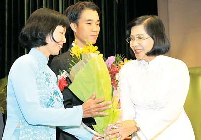 Phó Bí thư Thành ủy TPHCM Nguyễn Thị Thu Hà tặng hoa chúc mừng các điển hình nhận Giải thưởng Tôn Đức Thắng. Ảnh: VIỆT DŨNG