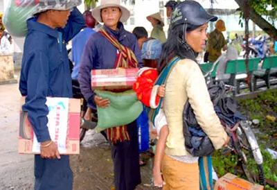 Người nghèo ở huyện Sông Hinh, tỉnh Phú Yên nhận quà từ Chương trình “Về với yêu thương”.