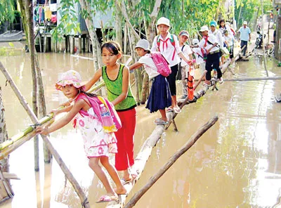 Hàng trăm học sinh Việt kiều Campuchia về xã biên giới Khánh An, huyện An Phú, tỉnh An Giang để học mỗi ngày.