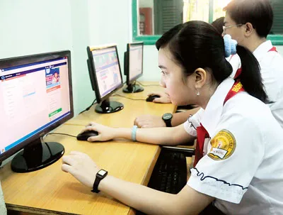 Học sinh Trường THCS Hồng Bàng (TPHCM) trong giờ học tin học. Ảnh: Mai Hải