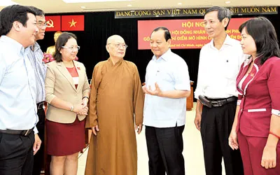 Bí thư Thành ủy TPHCM Lê Thanh Hải trao đổi cùng các đại biểu HĐND TP về đề án Chính quyền đô thị. Ảnh: Việt Dũng