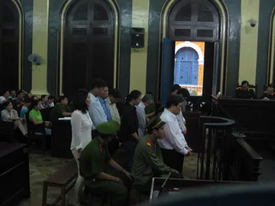 Xét xử sơ thẩm lại vụ tiêu cực đất đai tại huyện Hóc Môn: Nguyên Chủ tịch UBND huyện Hóc Môn lãnh 18 năm tù