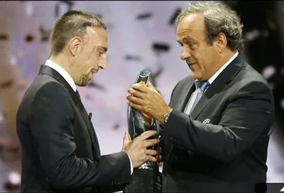 Chủ tịch UEFA Michel Platini trao tặng danh hiệu Cầu thủ xuất sắc nhất châu Âu cho Franck Ribery.