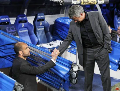 Jose Mouirnho (phải) và Pep Guardiola