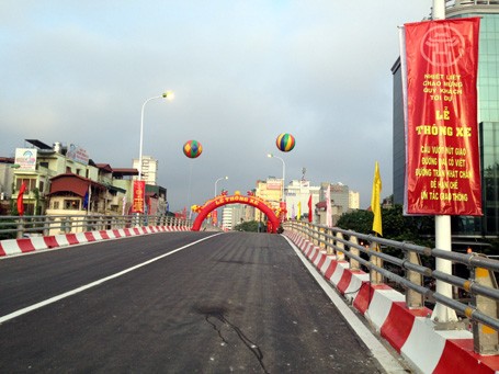 The flyover in Tran Khat Chan-Dai Co Viet intersection
