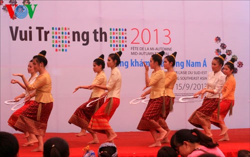 Laotian girls perform their traditional dances at the event (Photo: VOV)