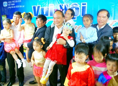 Deputy PM Nguyen Xuan Phuc (C ) enjoys Mid-Autumn Festival at SOS Children's Village in Da Lat. (Photo: Sggp)