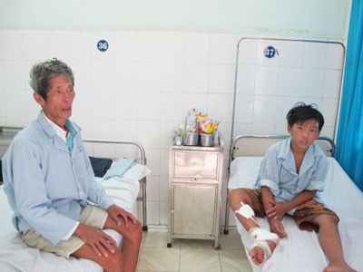 The eldest and youngest fishermen saved by the Singaporean container ship (Photo: SGGP)