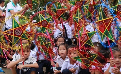 Disadvantaged children given lantern in Mid-autumn festival