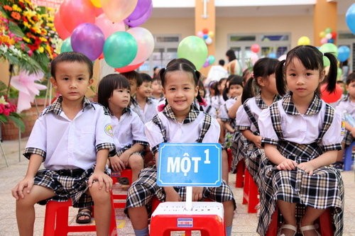 First graders of Than Nhan Trung Primary School welcome the new academic year