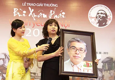 Đại diện Báo Thể thao - Văn hóa trao tặng gia đình PGS-TS Nishimura Masanari giải thưởng Bùi Xuân Phái - Vì tình yêu Hà Nội.