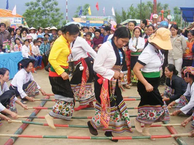 Phụ nữ Thái khoe sắc với điệu nhảy sạp.